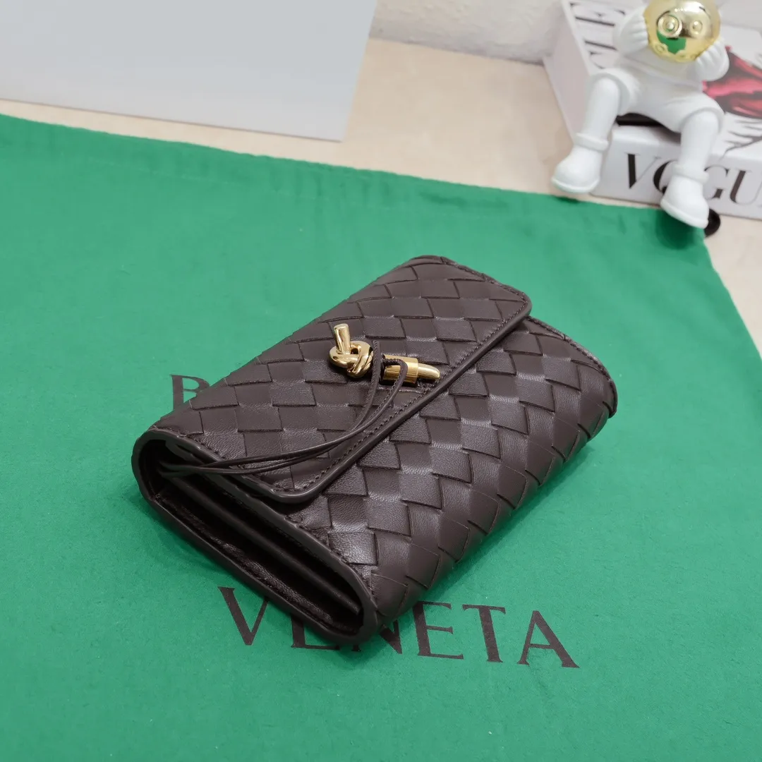 Batch 1160 BV Andiamo clutch wallet is super high-end🤎🤎How come the long clutch bag is so exquisite~ The braided style bag surface paired with all-copper hardware is really warm and high-end. The bag body is super light and can be grabbed easily! It can store a lot of small items and large mobile phones ~ very practical for daily use. Style number: 1504 Size: 19*11.5*3